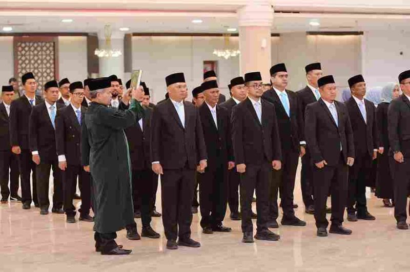 Gubernur Sumatera Utara (Sumut) Bobby Nasution melantik dan melakukan pengambilan sumpah/janji sejumlah Pejabat Administrator dan Pejabat Fungsional pada lingkungan Pemerintah Provinsi Sumut di Aula Raja Inal Siregar Lantai 2 Kantor Gubernur Sumut Jalan Diponegoro Kota Medan, Jumat (18/7). (Foto : Alexander AP Siahaan/Diskominfo Provsu)