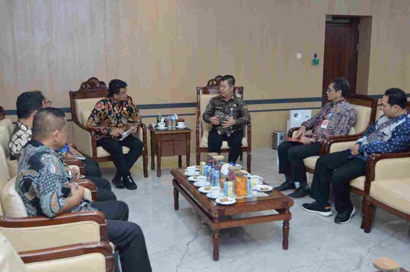 Gubernur Sumatera Utara (Sumut) Bobby Nasution menerima kunjungan Dirjen Kependudukan dan Catatan Sipil Kementerian Dalam Negeri di Ruang Kerja Lantai 10 Kantor Gubernur Sumut Jalan Diponegoro Kota Medan, Kamis (17/7).