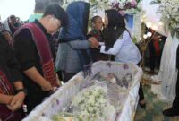 Wakil Wali Kota Herlina melayat ke rumah duka Almarhumah Hendrayani M br Sibagariang, istri dari anggota DPRD Kota Pematangsiantar Darson Anggiat Rajagukguk. Herlina hadir di rumah duka, Jalan Bendungan Kelurahan Aek Nauli Kecamatan Siantar Selatan Kota Pematangsiantar, Rabu (09/07/2025) siang