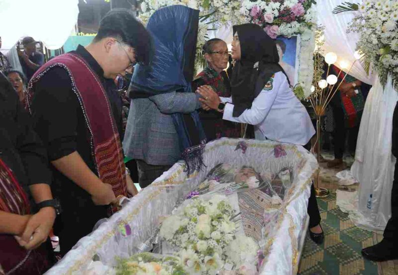 Wakil Wali Kota Herlina melayat ke rumah duka Almarhumah Hendrayani M br Sibagariang, istri dari anggota DPRD Kota Pematangsiantar Darson Anggiat Rajagukguk. Herlina hadir di rumah duka, Jalan Bendungan Kelurahan Aek Nauli Kecamatan Siantar Selatan Kota Pematangsiantar, Rabu (09/07/2025) siang