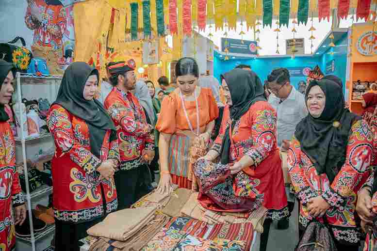 Ketua Dewan Kerajinan Daerah (Dekranasda) Provinsi Sumatera Utara (Sumut) Kahiyang Ayu menghadiri Acara Syukuran Hari Ulang Tahun ke-45 Dekranas yang diselenggarakan 9-11 Juli 2025 di Sport and Convention Center (BSCC) Dome Balikpapan, Kalimantan Timur, Rabu (9/7).  