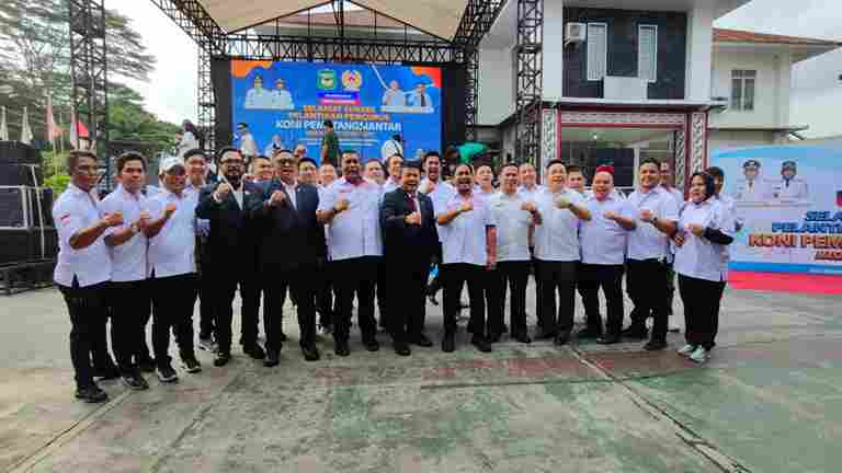 Foto bersama pengurus KONI Pematangsiantar dan KONI Sumut di Lapangan Pariwisata, Pematangsiantar. Kamis, (03/6/2025).