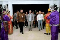 Gubernur Sumut Bobby Nasution dan Wakil Gubernur Sumut Surya menjamu makan malam Tim Revalidasi Kaldera Toba UNESCO Global Geopark di Aula Tengku Rizal Nurdin, Rumah Dinas Gubernur Sumut, Jalan Sudirman No. 41, Medan, Kamis malam (24/7/2025). 
