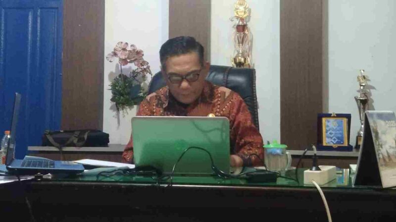 August Sinaga, SPd., MAP., Kepala Cabang Dinas Wilayah VI, saat ditemui Redaksi, Kamis (25/07/2025).  (Foto : Andrew Panjaitan-Atapkota)