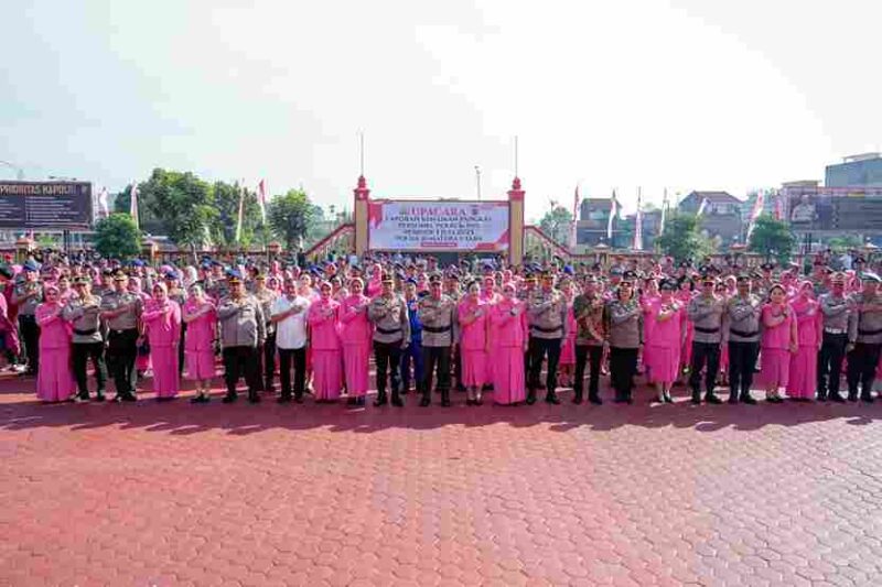 Foto bersama usai Kapolda Sumatera Utara, Irjen Pol. Whisnu Hermawan Februanto, S.I.K., M.H., memimpin langsung upacara kenaikan pangkat Perwira, Bintara, Tamtama periode 1 Juli 2025 serta PNS Polri periode 1 Februari, 1 April, dan 1 Juni 2025 di Lapangan KS Tubun Mapolda Sumut, Rabu (2/7/2025).
