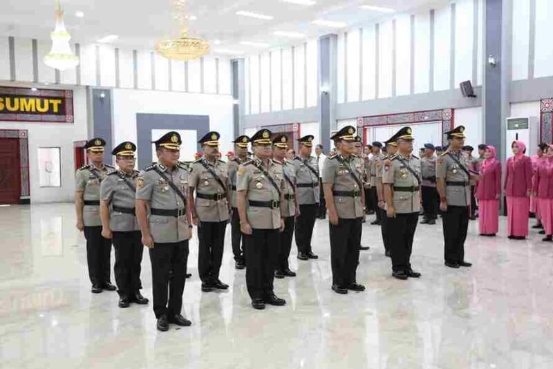 apolda Sumatera Utara Irjen Whisnu Hermawan Februanto melakukan serah terima jabatan (Sertijab) Pejabat Utama dan  lima Para Kapolres Jajaran di Aula Tribarata Mapolda Sumut, Rabu, 09 Juli 2025.