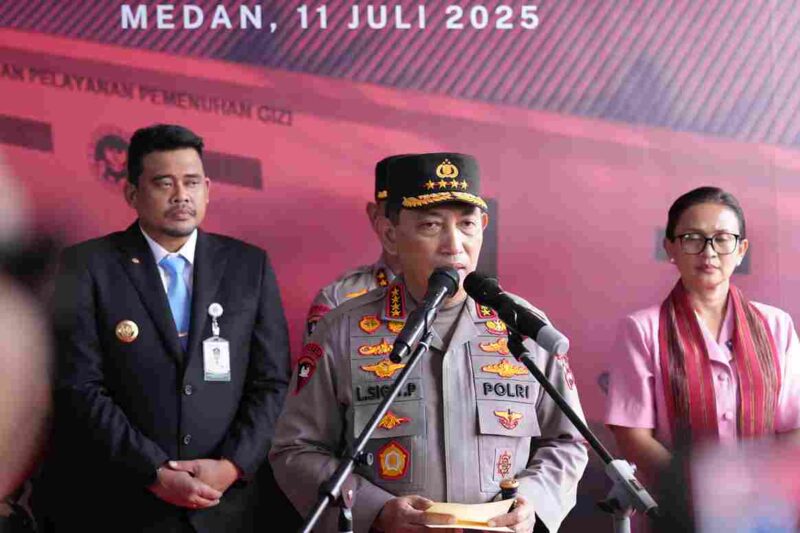 Kapolri Jenderal Polisi Listyo Sigit Prabowo bersama Ketua Umum Bhayangkari, Juliati Sigit Prabowo, menghadiri prosesi groundbreaking pembangunan 29 Satuan Pelayanan Pemenuhan Gizi (SPPG) jajaran Polda Sumatera Utara, Jumat sore (11/7). 