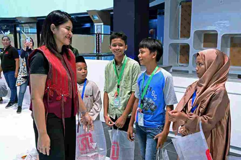 Ketua TP PKK Sumut Kahiyang Ayu mentraktir berbelanja dan bermain bersama anak yatim di salah satu pusat perbelanjaan di Jalan Sisingamangaraja, Medan, Jum'at (25/7/2025). 