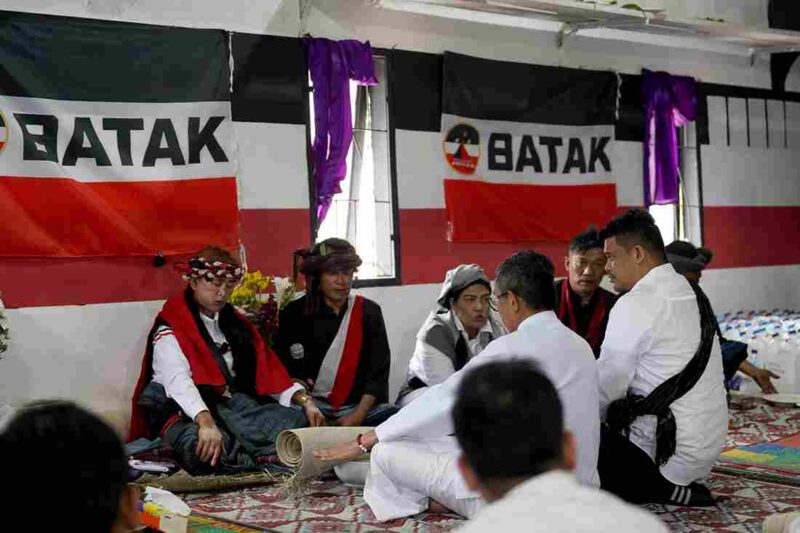 Gubernur Sumatera Utara (Sumut) Muhammad Bobby Afif Nasution bersama Bupati Samosir Vandiko Gultom dan Anggota DPR RI Hinca Panjaitan mengunjungi kegiatan Festival Edukasi Leluhur Batak, yang digagas oleh Komunitas Rumah Hela di kawasan Siogung-ogung, Kecamatan Pangururan, Kabupaten Samosir, Minggu (6/7/2025).