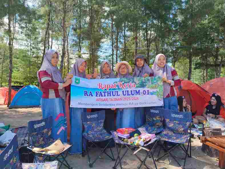 RA Fathul Ulum 01 Jatisari, Kecamatan Tajinan, menggelar rapat kerja tahun ajaran 2025/2026 di Pantai Tanjung Penyu, Kabupaten Malang, 