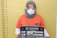  Tersangka S alias SKM usai menyerahkan diri dan diamankan di Polres Labuhan batu Selatan. Rabu, (2/7/2025).