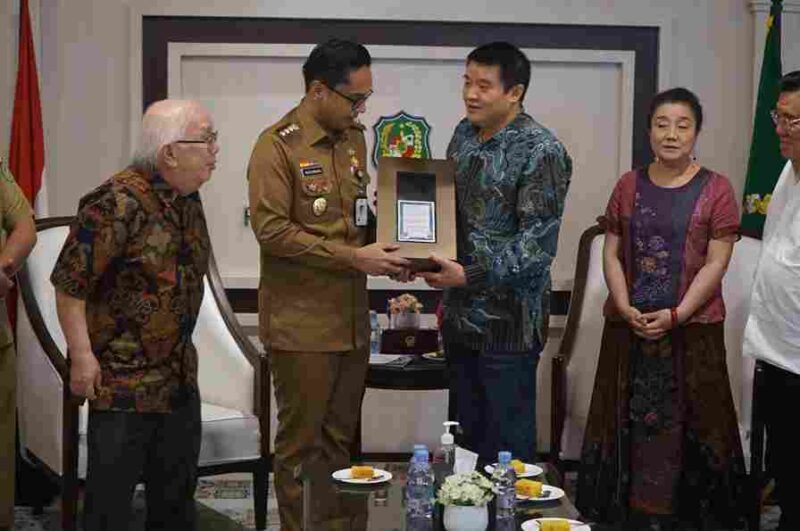 Wali Kota Medan Rico Tri Putra Bayu Waas menerima kunjungan dari Konsulat Jenderal (konjen) Republik Rakyat Tiongkok di Medan Mr. Zhang Min, Senin (14/7/2025). 