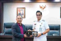  Rico Waas juga menyerahkan cendera mata kepada pihak Trisakti Multimedia Jakarta. Rabu (2/7/2025) di Ruang Rapat I Kantor Wali Kota Medan. 