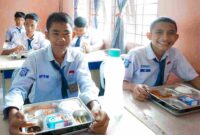 Wali Kota Medan, Rico Tri Putra Bayu Waas, meninjau pelaksanaan program Makan Bergizi Gratis (MBG) di SMP Negeri 20 Medan, Jalan Kapten Rahmad Buddin, Kecamatan Medan Marelan, Selasa (29/7/2025) siang.