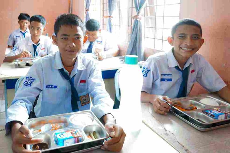 Wali Kota Medan, Rico Tri Putra Bayu Waas, meninjau pelaksanaan program Makan Bergizi Gratis (MBG) di SMP Negeri 20 Medan, Jalan Kapten Rahmad Buddin, Kecamatan Medan Marelan, Selasa (29/7/2025) siang.