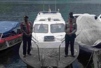 2 Personel Polres Simalungun foto diatas kapal. Rabu, (9/7/2025)