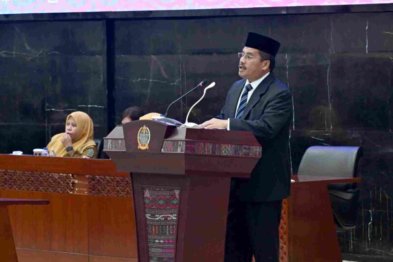 Sekdaprov Sumut, Togap Simangunsong membacakan Nota Jawaban Gubernur Sumut atas Pemandangan Umum Fraksi-Fraksi DPRD Sumut terhadap Ranperda tentang Pertanggungjawaban Pelaksanaan APBD T. A. 2024 di Ruang Rapat Paripurna DPRD Sumut, Jalan Imam Bonjol, Medan, Selasa (22/7/2025)