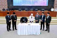 Gubernur Sumut, Bobby Nasution menghadiri Rapat Paripurna DPRD Sumut dalam rangka Pengambilan Keputusan Bersama antara DPRD Sumut dengan Gubernur Sumut terhadap Ranperda Tentang Pertanggungjawaban Pelaksanaan APBD Provinsi Sumut T.A. 2024 di Ruang Rapat Paripurna DPRD Sumut, Jalan Imam Bonjol, Medan, Rabu (23/7/2025).
