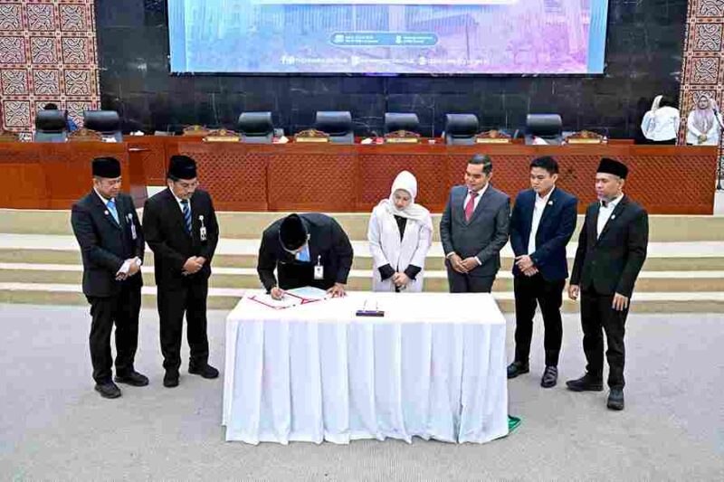 Gubernur Sumut, Bobby Nasution menghadiri Rapat Paripurna DPRD Sumut dalam rangka Pengambilan Keputusan Bersama antara DPRD Sumut dengan Gubernur Sumut terhadap Ranperda Tentang Pertanggungjawaban Pelaksanaan APBD Provinsi Sumut T.A. 2024 di Ruang Rapat Paripurna DPRD Sumut, Jalan Imam Bonjol, Medan, Rabu (23/7/2025).
