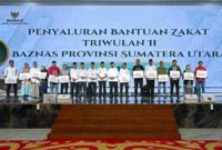 Wakil Gubernur Sumut Surya menyerahkan secara simbolis bantuan Zakat Triwulan II kepada para mustahik yang diselenggarakan oleh Badan Amil Zakat Nasional (Baznas) Sumut di Aula Raja Inal Siregar, lantai 2 Kantor Gubernur Sumut, Jalan Diponegoro No. 30, Medan, Rabu (9/7/2025). 