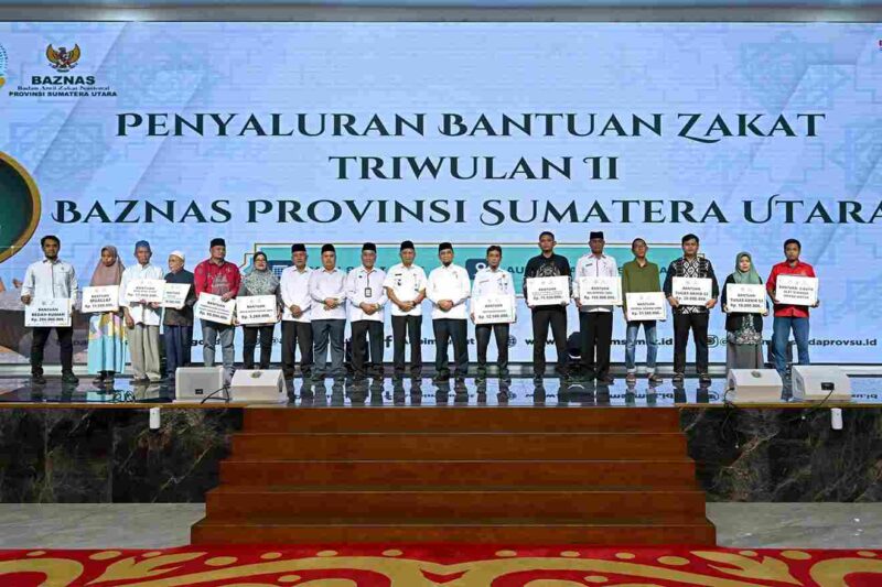Wakil Gubernur Sumut Surya menyerahkan secara simbolis bantuan Zakat Triwulan II kepada para mustahik yang diselenggarakan oleh Badan Amil Zakat Nasional (Baznas) Sumut di Aula Raja Inal Siregar, lantai 2 Kantor Gubernur Sumut, Jalan Diponegoro No. 30, Medan, Rabu (9/7/2025). 