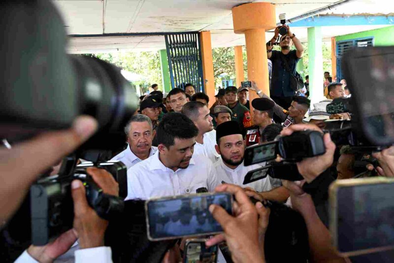 Bobby Afif Nasution bersama Wakil Bupati Deliserdang Lomlom Suwondo, Ketua PW Al-Washliyah Sumut Dedi Iskandar Batubara, unsur Forkopimda Deliserdang, serta para OPD Pemprov Sumut dan Deliserdang, sat melakukan mediasi antara Pemerintah Kabupaten (Pemkab) Deliserdang dengan Al-Washliyah, terkait penggunaan gedung sekolah/madrasah di Kantor Kepala Desa Petumbukan Kecamatan Galang, Kabupaten Deli Serdang, Rabu (16/7/2025). Gubernur bersama rombongan juga meninjau lokasi SMP Negeri 2 Galang. 