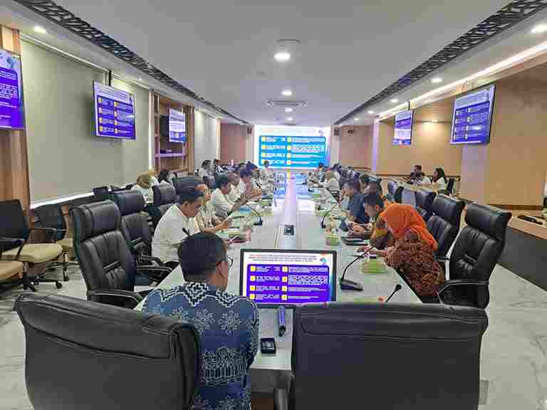 Rakor Satgas Koperasi Merah Putih di Kantor Gubernur Sumut, Jalan Diponegoro Nomor 30, Medan, Rabu (2/7).