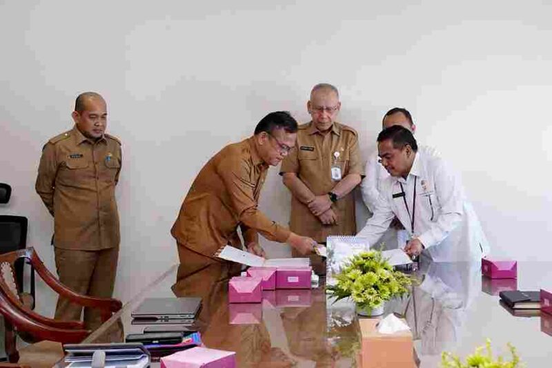 lh Sekretaris Daerah Provinsi Sumatera Utara (Sumut) Effendy Pohan menyaksikan penandatanganan Perjanjian Kerja Sama antara Dinas Komunikasi dan Informatika Provinsi Sumut dan Badan Pusat Statistik Provinsi Sumut di Ruang Rapat Lantai 9 Kantor Gubernur Sumut Jalan Diponegoro 30, Kota Medan, Selasa (1/7). 