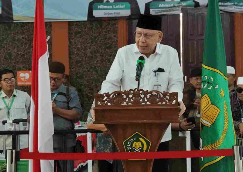 Pelaksana Harian (Plh) Sekretaris Daerah Provinsi (Sekdaprov) Sumatera Utara (Sumut) Effendy Pohan menyambut kepulangan jemaah haji kelompok terbang (Kloter) 23 Debarkasi Medan asal Kabupaten Padanglawas Utara (Paluta) di Asrama Haji Medan Jalan A.H Nasution  Medan, Rabu (9/7/2025).