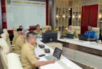 Plt Kepala Dinas Komunikasi dan Informatika Provinsi Sumatera Utara (Sumut) Porman Mahulae mewakili Sekretaris Daerah Provinsi (Sekdaprov) Sumut Togap Simangunsong, membuka dengan resmi Rapat Koordinasi Pejabat Pengelola Informasi dan Dokumentasi (PPID) Provinsi Sumut secara daring melalui aplikasi Zoom Meeting di Ruang Sumut Smart Province Lantai 6 Kantor Gubernur Sumut Jalan Diponegoro Kota Medan, Senin (28/7). 