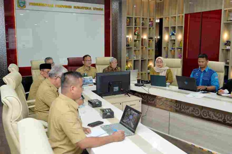 Plt Kepala Dinas Komunikasi dan Informatika Provinsi Sumatera Utara (Sumut) Porman Mahulae mewakili Sekretaris Daerah Provinsi (Sekdaprov) Sumut Togap Simangunsong, membuka dengan resmi Rapat Koordinasi Pejabat Pengelola Informasi dan Dokumentasi (PPID) Provinsi Sumut secara daring melalui aplikasi Zoom Meeting di Ruang Sumut Smart Province Lantai 6 Kantor Gubernur Sumut Jalan Diponegoro Kota Medan, Senin (28/7). 