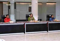Sekdaprov Sumut Togap Simangunsong memimpin Rapat Koordinasi Penanganan Kebakaran Hutan dan Lahan di Kawasan Geopark Danau Toba di Aula Raja Inal Siregar, lantai 2 Kantor Gubernur Sumut, Jalan Diponegoro No. 30, Medan, Kamis (17/7/2025).