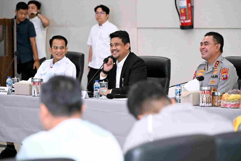 Gubernur Sumut, Bobby Nasution menghadiri Rapat Optimalisasi Penerimaan Pendapatan Daerah di Aula Kantor Badan Pendapatan Daerah Sumut, Jalan Sisingamangaraja, Medan, Rabu (23/7/2025).
