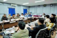 Sekdaprov Sumut, Togap Simangunsong mengikuti Rapat Penataan Kawasan Danau Toba yang dipimpin oleh Ketua Dewan Ekonomi Nasional, Luhut Binsar Panjaitan di Ruang Rapat Kampus Institut Teknologi Del,  Laguboti, Kabupaten Toba, Sabtu (12/7/2025). (DISKOMINFO SUMUT)