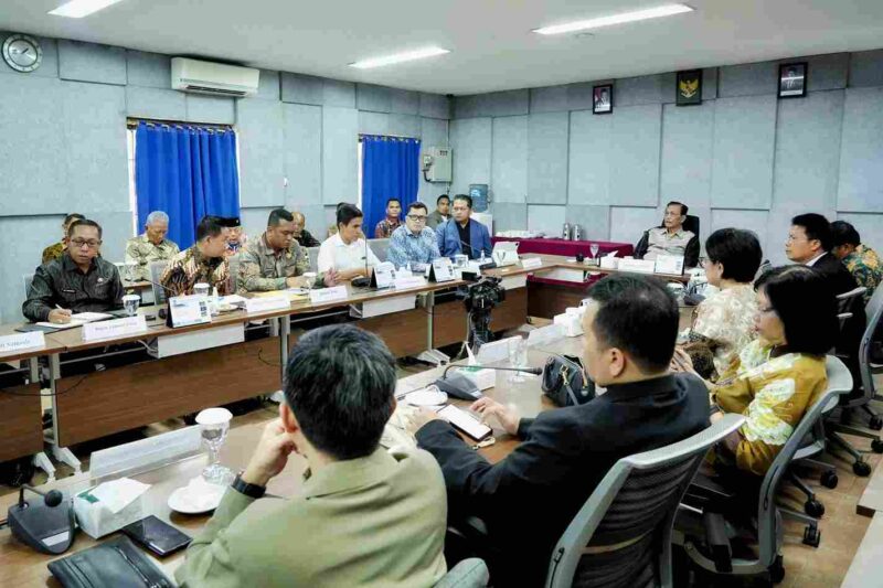 Sekdaprov Sumut, Togap Simangunsong mengikuti Rapat Penataan Kawasan Danau Toba yang dipimpin oleh Ketua Dewan Ekonomi Nasional, Luhut Binsar Panjaitan di Ruang Rapat Kampus Institut Teknologi Del,  Laguboti, Kabupaten Toba, Sabtu (12/7/2025). (DISKOMINFO SUMUT)