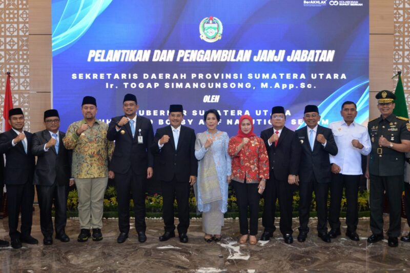  Wali Kota Pematangsiantar Wesly Silalahi SH MKn menghadiri pelantikan Ir Togap Simangunsong MApp Sc sebagai Sekretaris Daerah (Sekda) Provinsi Sumatera Utara (Sumut). Pelantikan dipimpin Gubernur Sumut Muhammad Bobby Afif Nasution SE MM di Gedung Serbaguna VIP Bandara Internasional Kualanamu Kabupaten Deliserdang, Jumat (11/07/2025). 