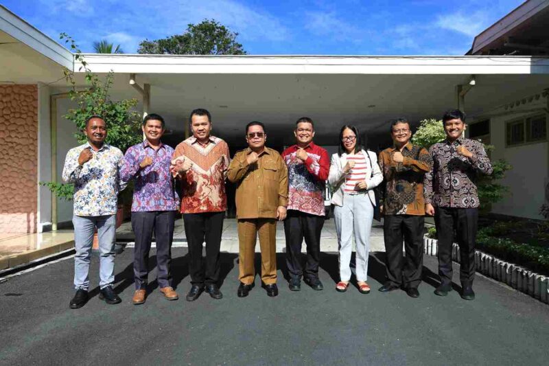Wali Kota Pematangsiantar Wesly Silalahi SH MKn, menerim audiensi dari Sekretaris Jenderal United Evangelical Mission (UEM) Pdt Dr Andar Parlindungan Pasaribu, di rumah dinas wali kota, Jalan MH Sitorus Kelurahan Teladan Kecamatan Siantar Barat, Senin (14/07/2025) pagi