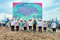 Wakil Bupati ketika mengikuti kegiatan Penanaman Jagung Serentak Kuartal III Tahun 2025 yang digelar Polres Simalungun di lahan milik Pemkab Simalungun di Jalan Kenanga Huta I Dolok Ulu, Kecamatan Tapian Dolok, Simalungun, Sumut, Rabu (9/7/2025).