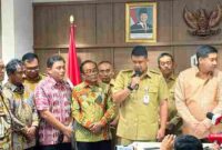 Bupati Simalungun, Dr H Anton Achmad Saragih bersama Gubernur Sumatera Utara (Gubsu), Muhammad Bobby Afif Nasutian dan Bupati/Walikota se-Sumatera Utara mengikuti pertemuan dengan Menteri Perumahan dan Kawasan Permukiman Republik Indonesia (PKP RI), Muruarar Sirait. berlangsung di Wisma Mandiri, Kementerian PKP, Jakarta itu membahas program 3 juta rumah, khususnya alokasi rumah subsidi di Sumatera Utara (Sumut), Selasa (1/7/2025).