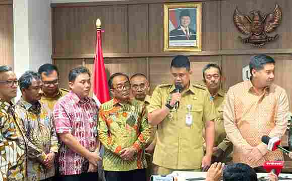 Bupati Simalungun, Dr H Anton Achmad Saragih bersama Gubernur Sumatera Utara (Gubsu), Muhammad Bobby Afif Nasutian dan Bupati/Walikota se-Sumatera Utara mengikuti pertemuan dengan Menteri Perumahan dan Kawasan Permukiman Republik Indonesia (PKP RI), Muruarar Sirait. berlangsung di Wisma Mandiri, Kementerian PKP, Jakarta itu membahas program 3 juta rumah, khususnya alokasi rumah subsidi di Sumatera Utara (Sumut), Selasa (1/7/2025).