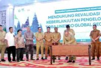 Bupati Simalungun, Dr H Anton Achmad Saragih menandatangani komitmen mendukung revalidasi dan berkelanjutan pengelolaan Toba UNESCO Geopark Global  di Aula Raja Inal Siregar Kantor Gubsu, Medan, Senin (30/6/2025).