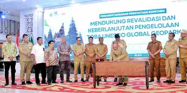Bupati Simalungun, Dr H Anton Achmad Saragih menandatangani komitmen mendukung revalidasi dan berkelanjutan pengelolaan Toba UNESCO Geopark Global  di Aula Raja Inal Siregar Kantor Gubsu, Medan, Senin (30/6/2025).