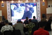 Keluarga besar Polres Simalungun bersama tokoh masyarakat dan warga sekitar berkumpul dalam acara nonton bareng pagelaran wayang kulit dengan lakon