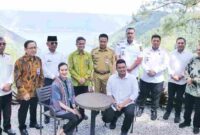 Bupati Simalungun, Dr H Anton Achmad Saragih bersama Forkopimda menyambut kunjungan kerja (Kunker Menteri Pariwisata Republik Indonesia (Menpar RI), Widiyanti Putri Wardhana dan gubsu Boby Nasution, di Khas Hotel Parapat Kecamatan Girsang Sipangan Bolon, Simalungun, Sumut, Selasa (8/7/2025).