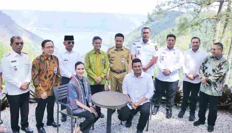 Bupati Simalungun, Dr H Anton Achmad Saragih bersama Forkopimda menyambut kunjungan kerja (Kunker Menteri Pariwisata Republik Indonesia (Menpar RI), Widiyanti Putri Wardhana dan gubsu Boby Nasution, di Khas Hotel Parapat Kecamatan Girsang Sipangan Bolon, Simalungun, Sumut, Selasa (8/7/2025).