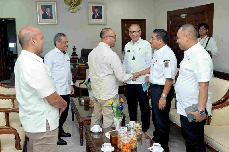Sekretaris Daerah Provinsi Sumatera Utara (Sumut) Togap Simangunsong menerima audiensi Dirjen Perumahan Pedesaan Kementerian Perumahan dan Pemukiman RI di Ruang Kerja Lantai 9 Kantor Gubernur Sumut Jalan Diponegoro 30, Kota Medan, Rabu (16/7). 