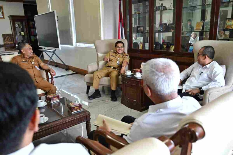 Sekretaris Daerah Provinsi Sumatera Utara (Sumut) Togap Simangunsong menerima audiensi perwakilan Kantor Wilayah (Kanwil) Badan Pertanahan Nasional (BPN)  Sumut di ruang kerja Sekdaprov Sumut, Lantai 9 Kantor Gubernur Sumut, Jalan Diponegoro Nomor 30 Medan, Selasa (29/7/2025).