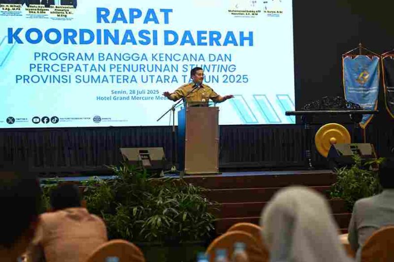 Gubernur Sumatera Utara (Sumut) Bobby Nasution mengikuti rapat monitoring situasi terkini penanganan kebakaran hutan dan lahan (Karhutla) di beberapa wilayah Indonesia tahun 2025, secara daring di Rumah Dinas Gubernur, Jalan Sudirman, Medan, Senin (28/7/2025). Rapat tersebut secara virtual dipimpin Kepala BNPB Suharyanto.