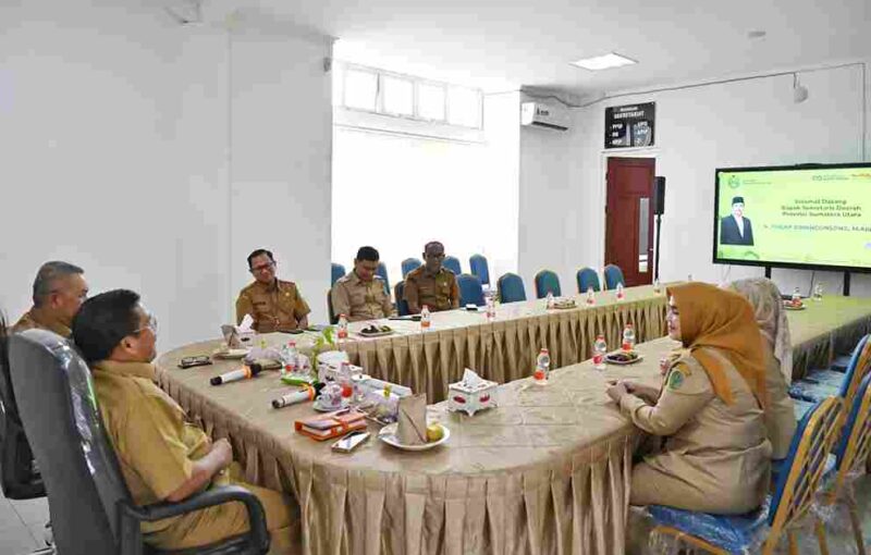 Sekretaris Daerah Provinsi Sumatera Utara (Sumut) Togap Simangunsong kunjungan silaturahmi ke Kantor Inspektorat Sumut, di Ruang Konsultasi Pembinaan, Kantor Inspektorat Sumut, Jalan KH Wahid Hasyim, Medan, Selasa (15/7). 