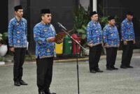 Sekretaris Daerah Provinsi Sumatera Utara (Sumut) Togap Simangunsong menjadi Inspektur Upacara (Irup) Hari Kesadaran Nasional di Halaman Kantor Dinas Sosial Provinsi Sumut di Jalan Sampul Nomor 138 Medan, Kamis (17/7/2025).